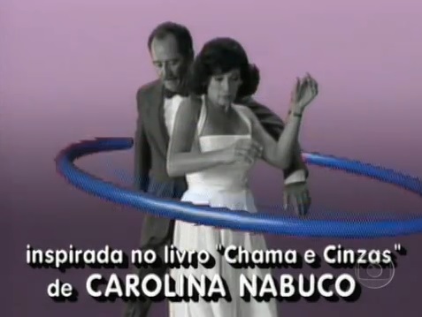 Um bambolê de chama e cinzas